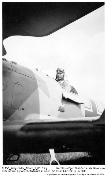 Bild aus Egon Stoll-Berberichs Fotoalbum, Unteroffizier Egon Stoll-Berberich in einer HS 123 im Juli 1939 in Lechfeld. NLESB_Kriegsbilder_Album1_0015. Bild aus Egon Stoll-Berberichs Fotoalbum, Unteroffizier Egon Stoll-Berberich in einer HS 123 im Juli 1939 in Lechfeld. NLESB_Kriegsbilder_Album1_0015.