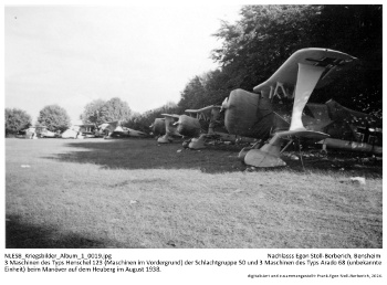 3 Maschinen des Typs Henschel 123 (Maschinen im Vordergrund) der Schlachtgruppe 50 und 3 Maschinen des Typs Arado 68 (unbekannte Einheit) beim Manöver auf dem Heuberg im August 1938. NLESB_Kriegsbilder_Album1_0019. 3 Maschinen des Typs Henschel 123 (Maschinen im Vordergrund) der Schlachtgruppe 50 und 3 Maschinen des Typs Arado 68 (unbekannte Einheit) beim Manöver auf dem Heuberg im August 1938. NLESB_Kriegsbilder_Album1_0019.