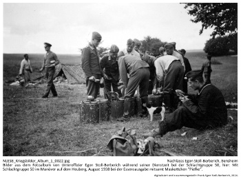 Bilder aus dem Fotoalbum von Unteroffizier Egon Stoll-Berberich während seiner Dienstzeit bei der Schlachtgruppe 50, hier: Mit Schlachtgruppe 50 im Manöver auf dem Heuberg, August 1938 bei der Essensausgabe mitsamt Maskottchen "Piefke". NLESB_Kriegsbilder_Album1_0022. Bilder aus dem Fotoalbum von Unteroffizier Egon Stoll-Berberich während seiner Dienstzeit bei der Schlachtgruppe 50, hier: Mit Schlachtgruppe 50 im Manöver auf dem Heuberg, August 1938 bei der Essensausgabe mitsamt Maskottchen "Piefke". NLESB_Kriegsbilder_Album1_0022.