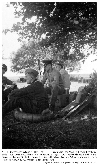 Bilder aus dem Fotoalbum von Unteroffizier Egon Stoll-Berberich während seiner Dienstzeit bei der Schlachtgruppe 50, hier: Mit Schlachtgruppe 50 im Manöver auf dem Heuberg, August 1938. Warten in der Sommerhitze. NLESB_Kriegsbilder_Album1_0023. Bilder aus dem Fotoalbum von Unteroffizier Egon Stoll-Berberich während seiner Dienstzeit bei der Schlachtgruppe 50, hier: Mit Schlachtgruppe 50 im Manöver auf dem Heuberg, August 1938. Warten in der Sommerhitze. NLESB_Kriegsbilder_Album1_0023.
