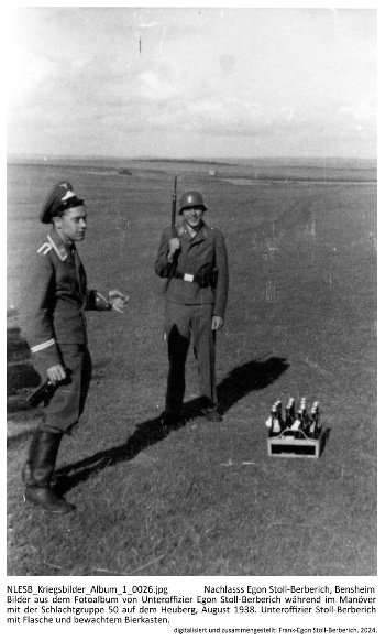Bilder aus dem Fotoalbum von Unteroffizier Egon Stoll-Berberich während im Manöver mit der Schlachtgruppe 50 auf dem Heuberg, August 1938. Unteroffizier Stoll-Berberich mit Flasche und bewachtem Bierkasten. NLESB_Kriegsbilder_Album1_0026. Bilder aus dem Fotoalbum von Unteroffizier Egon Stoll-Berberich während im Manöver mit der Schlachtgruppe 50 auf dem Heuberg, August 1938. Unteroffizier Stoll-Berberich mit Flasche und bewachtem Bierkasten. NLESB_Kriegsbilder_Album1_0026.