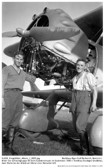 Bilder der Schlachtgruppe 50 beim Sudeteneinsatz im September 1938 in Grottkau (heutiges Grodków), Zwei Warte bei der Arbeit am Motor einer Henschel 123. NLESB_Kriegsbilder_Album1_0032. Bilder der Schlachtgruppe 50 beim Sudeteneinsatz im September 1938 in Grottkau (heutiges Grodków), Zwei Warte bei der Arbeit am Motor einer Henschel 123. NLESB_Kriegsbilder_Album1_0032.