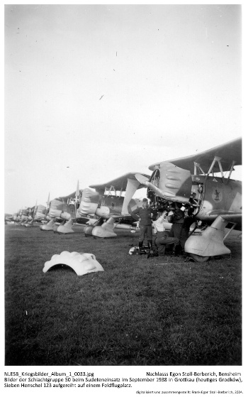 Bilder der Schlachtgruppe 50 beim Sudeteneinsatz im September 1938 in Grottkau (heutiges Grodków), Sieben Henschel 123 aufgereiht auf einem Feldflugplatz. NLESB_Kriegsbilder_Album1_0033. Bilder der Schlachtgruppe 50 beim Sudeteneinsatz im September 1938 in Grottkau (heutiges Grodków), Sieben Henschel 123 aufgereiht auf einem Feldflugplatz. NLESB_Kriegsbilder_Album1_0033.