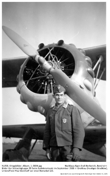 Bilder der Schlachtgruppe 50 beim Sudeteneinsatz im September 1938 in Grottkau (heutiges Grodków), Unteroffizier Paul Steinhoff vor einer Henschel 123. NLESB_Kriegsbilder_Album1_0034. Bilder der Schlachtgruppe 50 beim Sudeteneinsatz im September 1938 in Grottkau (heutiges Grodków), Unteroffizier Paul Steinhoff vor einer Henschel 123. NLESB_Kriegsbilder_Album1_0034.