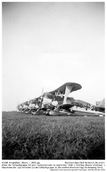 Bilder der Schlachtgruppe 50 beim Sudeteneinsatz im September 1938 in Grottkau (heute Grodków). 5 Maschinen des Typs Henschel 123 der Schlachtgruppe 50, die vordere Maschine trägt die Kennung 50+25. NLESB_Kriegsbilder_Album1_0035. Bilder der Schlachtgruppe 50 beim Sudeteneinsatz im September 1938 in Grottkau (heute Grodków). 5 Maschinen des Typs Henschel 123 der Schlachtgruppe 50, die vordere Maschine trägt die Kennung 50+25. NLESB_Kriegsbilder_Album1_0035.
