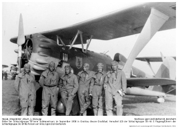 Bilder der Schlachtgruppe 50 beim Sudeteneinsatz im September 1938 in Grottkau (heute Grodków). Henschel 123 der Schlachtgruppe 50 mit 6 Flugzeugführern der Schlachtgruppe 50. Dritte Person von links: Egon Stoll-Berberich. NLESB_Kriegsbilder_Album1_0036. Bilder der Schlachtgruppe 50 beim Sudeteneinsatz im September 1938 in Grottkau (heute Grodków). Henschel 123 der Schlachtgruppe 50 mit 6 Flugzeugführern der Schlachtgruppe 50. Dritte Person von links: Egon Stoll-Berberich. NLESB_Kriegsbilder_Album1_0036.