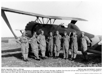 Bilder der Schlachtgruppe 50 beim Sudeteneinsatz im September 1938 in Grottkau (heute Grodków). Henschel 123 der Schlachtgruppe 50 mit 6 Flugzeugführern der Schlachtgruppe 50. Dritte Person von links: Egon Stoll-Berberich. NLESB_Kriegsbilder_Album1_0037. Bilder der Schlachtgruppe 50 beim Sudeteneinsatz im September 1938 in Grottkau (heute Grodków). Henschel 123 der Schlachtgruppe 50 mit 6 Flugzeugführern der Schlachtgruppe 50. Dritte Person von links: Egon Stoll-Berberich. NLESB_Kriegsbilder_Album1_0037.