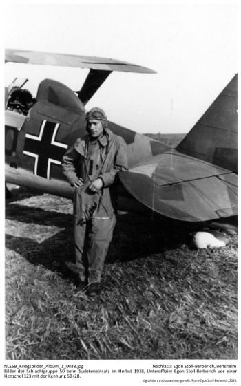 Bilder der Schlachtgruppe 50 beim Sudeteneinsatz im Herbst 1938, Unteroffizier Egon Stoll-Berberich vor seiner Henschel 123 mit der Kennung 50+28. NLESB_Kriegsbilder_Album1_0038. Bilder der Schlachtgruppe 50 beim Sudeteneinsatz im Herbst 1938, Unteroffizier Egon Stoll-Berberich vor seiner Henschel 123 mit der Kennung 50+28. NLESB_Kriegsbilder_Album1_0038.