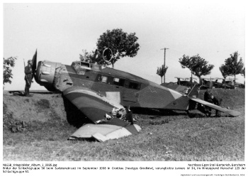 Bilder der Schlachtgruppe 50 beim Sudeteneinsatz im September 1938 in Grottkau (heutiges Grodków), verunglückte Junkers W 34, im Hintergrund Henschel 123 der Schlachtgruppe 50. NLESB_Kriegsbilder_Album1_0039. Bilder der Schlachtgruppe 50 beim Sudeteneinsatz im September 1938 in Grottkau (heutiges Grodków), verunglückte Junkers W 34, im Hintergrund Henschel 123 der Schlachtgruppe 50. NLESB_Kriegsbilder_Album1_0039.