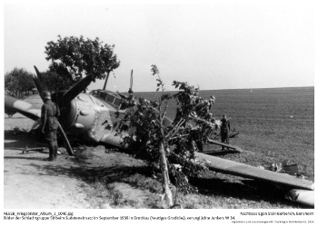 Bilder der Schlachtgruppe 50 beim Sudeteneinsatz im September 1938 in Grottkau (heutiges Grodków), verunglückte Junkers W 34, im Hintergrund Henschel 123 der Schlachtgruppe 50. NLESB_Kriegsbilder_Album1_0040. Bilder der Schlachtgruppe 50 beim Sudeteneinsatz im September 1938 in Grottkau (heutiges Grodków), verunglückte Junkers W 34, im Hintergrund Henschel 123 der Schlachtgruppe 50. NLESB_Kriegsbilder_Album1_0040.