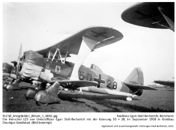 Die Henschel 123 von Unteroffizier Egon Stoll-Berberich mit der Kennung 50 + 28, im September 1938 in Grottkau (heutiges Grodków). (Bild bereinigt). NLESB_Kriegsbilder_Album1_0042. Die Henschel 123 von Unteroffizier Egon Stoll-Berberich mit der Kennung 50 + 28, im September 1938 in Grottkau (heutiges Grodków). (Bild bereinigt). NLESB_Kriegsbilder_Album1_0042.