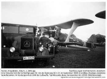 Eine Henschel 123 der Schlachtgruppe 50 mit der Kennung 50 + 27, im September 1938 in Grottkau (heutiges Grodków) beim Betanken, im Vordergrund ein LKW der Luftwaffe, Typ Mercedes Benz, Kennzeichen WL-22529. (Bild bereinigt).NLESB_Kriegsbilder_Album1_0043. Eine Henschel 123 der Schlachtgruppe 50 mit der Kennung 50 + 27, im September 1938 in Grottkau (heutiges Grodków) beim Betanken, im Vordergrund ein LKW der Luftwaffe, Typ Mercedes Benz, Kennzeichen WL-22529. (Bild bereinigt). NLESB_Kriegsbilder_Album1_0043.