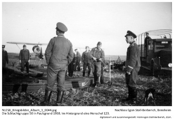 Die Schlachtgruppe 50 in Paulsgrund 1938. Im Hintergrund eine Henschel 123.NLESB_Kriegsbilder_Album1_0044. Die Schlachtgruppe 50 in Paulsgrund 1938. Im Hintergrund eine Henschel 123. NLESB_Kriegsbilder_Album1_0044.