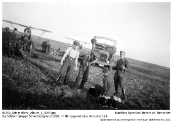 Die Schlachtgruppe 50 in Paulsgrund 1938. Im Hintergrund eine Henschel 123.NLESB_Kriegsbilder_Album1_0045. Die Schlachtgruppe 50 in Paulsgrund 1938. Im Hintergrund eine Henschel 123. NLESB_Kriegsbilder_Album1_0045.