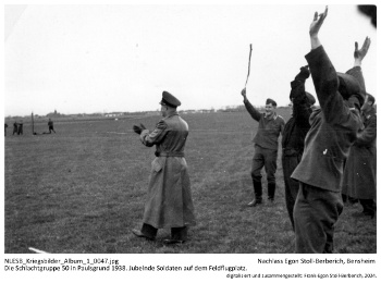 Die Schlachtgruppe 50 in Paulsgrund 1938. Jubelnde Soldaten auf dem Feldflugplatz. NLESB_Kriegsbilder_Album1_0047. Die Schlachtgruppe 50 in Paulsgrund 1938. Jubelnde Soldaten auf dem Feldflugplatz. NLESB_Kriegsbilder_Album1_0047.