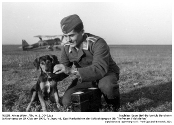 Schlachtgruppe 50, Oktober 1938, Paulsgrund, Das Maskottchen der Schlachtgruppe 50: "Piefke am Feldtelefon". NLESB_Kriegsbilder_Album1_0049. Schlachtgruppe 50, Oktober 1938, Paulsgrund, Das Maskottchen der Schlachtgruppe 50: "Piefke am Feldtelefon". NLESB_Kriegsbilder_Album1_0049.