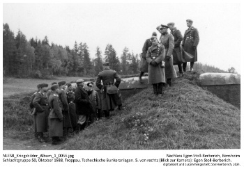 Schlachtgruppe 50, Oktober 1938, Troppau, Tschechische Bunkeranlagen, 5. von rechts (Blick zur Kamera): Egon Stoll-Berberich. NLESB_Kriegsbilder_Album1_0056. Schlachtgruppe 50, Oktober 1938, Troppau, Tschechische Bunkeranlagen. NLESB_Kriegsbilder_Album1_0056.