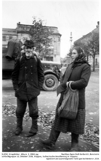 Schlachtgruppe 50, Oktober 1938, Troppau, Tschechische Bevölkerung in Troppau. NLESB_Kriegsbilder_Album1_0061. Schlachtgruppe 50, Oktober 1938, Troppau, Tschechische Bevölkerung in Troppau. NLESB_Kriegsbilder_Album1_0061.