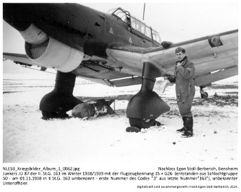 Junkers JU 87 der II./St.G. 163 im Winter 1938/1939 mit der Flugzeugkennung 35 + G26 (entstanden aus Schlachtgruppe 50 - am 01.11.1938 in II./St.G. 163 umbenannt - erste Nummer des Codes "3" aus letzte Nummer "163"), unbekannter Unteroffizier. NLESB_Kriegsbilder_Album1_0062. Junkers JU 87 der II./St.G. 163 im Winter 1938/1939 mit der Flugzeugkennung 35 + G26 (entstanden aus Schlachtgruppe 50 - am 01.11.1938 in II./St.G. 163 umbenannt - erste Nummer des Codes "3" aus letzte Nummer "163"), unbekannter Unteroffizier. NLESB_Kriegsbilder_Album1_0062.