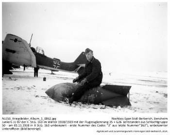 Junkers JU 87 der II./St.G. 163 im Winter 1938/1939 mit der Flugzeugkennung 35 + G26 (entstanden aus Schlachtgruppe 50 - am 01.11.1938 in II./St.G. 163 umbenannt - erste Nummer des Codes "3" aus letzte Nummer "163"), unbekannter Unteroffizier. NLESB_Kriegsbilder_Album1_0063. Junkers JU 87 der II./St.G. 163 im Winter 1938/1939 mit der Flugzeugkennung 35 + G26 (entstanden aus Schlachtgruppe 50 - am 01.11.1938 in II./St.G. 163 umbenannt - erste Nummer des Codes "3" aus letzte Nummer "163"), unbekannter Unteroffizier. NLESB_Kriegsbilder_Album1_0063.