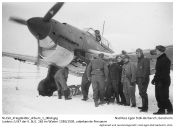 Junkers JU 87 der II./St.G. 163 im Winter 1938/1939, unbekannte Personen. NLESB_Kriegsbilder_Album1_0064. Junkers JU 87 der II./St.G. 163 im Winter 1938/1939, unbekannte Personen. NLESB_Kriegsbilder_Album1_0064.