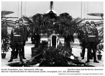 Bild von Trauerfeierlichkeit für Oberleutnant Zander, verunglückt, St.G. 163. (Bild bereinigt). NLESB_Kriegsbilder_lose_Totenwache_0001. Bild von Trauerfeierlichkeit für Oberleutnant Zander, verunglückt, St.G. 163. (Bild bereinigt). NLESB_Kriegsbilder_lose_Totenwache_0001.
