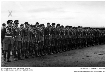 Bild von Trauerfeierlichkeit für Oberleutnant Zander, verunglückt, St.G. 163. (Bild bereinigt). NLESB_Kriegsbilder_lose_Totenwache_0003. Bild von Trauerfeierlichkeit für Oberleutnant Zander, verunglückt, St.G. 163. (Bild bereinigt). NLESB_Kriegsbilder_lose_Totenwache_0003.