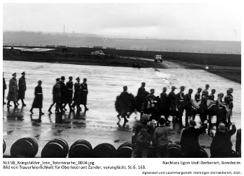 Bild von Trauerfeierlichkeit für Oberleutnant Zander, verunglückt, St.G. 163. (Bild bereinigt). NLESB_Kriegsbilder_lose_Totenwache_0004. Bild von Trauerfeierlichkeit für Oberleutnant Zander, verunglückt, St.G. 163. (Bild bereinigt). NLESB_Kriegsbilder_lose_Totenwache_0004.