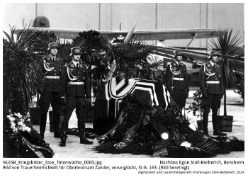Bild von Trauerfeierlichkeit für Oberleutnant Zander, verunglückt, St.G. 163. (Bild bereinigt). NLESB_Kriegsbilder_lose_Totenwache_0005. Bild von Trauerfeierlichkeit für Oberleutnant Zander, verunglückt, St.G. 163. (Bild bereinigt). NLESB_Kriegsbilder_lose_Totenwache_0005.
