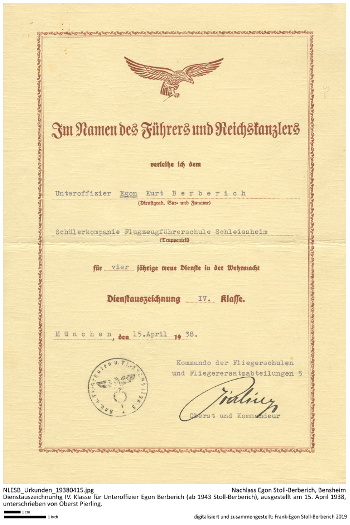 Dienstauszeichnung IV. Klasse für Unteroffizier  Egon Berberich (ab 1943 Stoll-Berberich), ausgestellt am 15. April 1938, unterschrieben von Oberst Albert Otto Vierling (* 30. September 1887, Weiden i. d. Oberpfalz, † 9. April 1969, Gräfelfing). NLESB_Urkunden_19380415