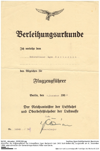 Abzeichen für Flugzeugführer für Unteroffizier Egon Berberich (ab 1943 Stoll-Berberich), ausgestellt am 6. Dezember 1938, unterschrieben von Generalmajor Robert Ritter von Greim. NLESB_Urkunden_19380415