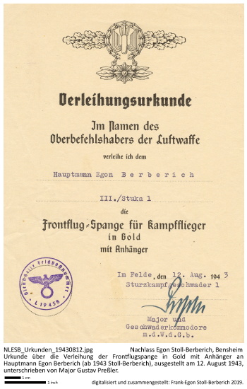 Urkunde über die Verleihung der Frontflugspange für Kampfflieger in Gold mit Anhänger an Hauptmann Egon Berberich (ab 1943 Stoll-Berberich), ausgestellt am 12. August 1943, unterschrieben von Major und Geschwaderkommodore Gustav Preßler. NLESB_Urkunden_19430812_bereinigt.