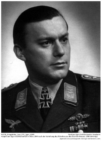 Egon Stoll-Berberich im März 1944 kurz nach der Verleihung des Ritterkreuzes. Oberhalb der rechten Brusttasche erkennt man die Frontflugspange in gold mit "Stern" für mindestens 400 Feindflüge, wobei die Anzahl zu diesem Zeitpunkt schon weitaus höher lag. NLESB Kriegsbilder Kriegsbilder lose P01 Egon 0009.