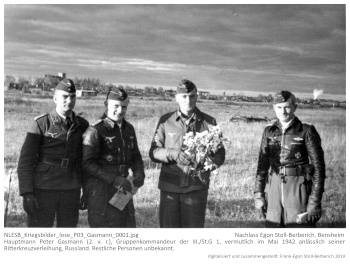Hauptmann Peter Gassmann (2. v. r.), Gruppenkommandeur der III./St.G 1, vermutlich im Mai 1942 anlässlich seiner Ritterkreuzverleihung, Russland. Restliche Personen unbekannt. NLESB_Kriegsbilder_lose_P03_Gasmann_0001.