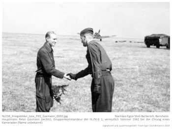 Hauptmann Peter Gassmann (rechts), Gruppenkommandeur der III./St.G 1, vermutlich Sommer 1942 bei der Ehrung eines Kameraden (Name unbekannt). NLESB_Kriegsbilder_lose_P03_Gasmann_0002.