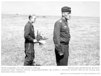 Hauptmann Peter Gassmann (rechts), Gruppenkommandeur der III./St.G 1, vermutlich Sommer 1942 bei der Ehrung eines Kameraden (Name unbekannt). NLESB_Kriegsbilder_lose_P03_Gasmann_0003.