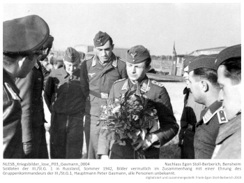 Soldaten der III./St.G. 1 in Russland, Sommer 1942, Bilder vermutlich im Zusammenhang mit einer Ehrung des Gruppenkommandeurs der III./St.G.1, Hauptmann Peter Gassmann, alle Personen unbekannt. NLESB_Kriegsbilder_lose_P03_Gasmann_0004.