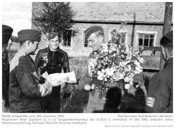 Hauptmann Peter Gassmann (2. v. r.), Gruppenkommandeur der III./St.G 1, vermutlich im Mai 1942 anlässlich seiner Ritterkreuzverleihung, Russland. Restliche Personen unbekannt. NLESB_Kriegsbilder_lose_P03_Gasmann_0005.