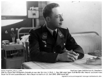 Bild aus Egon Stoll-Berberichs Fotoalbum aus der Zeit der III./St.G. 1. Das Bild zeigt Egon Stoll-Berberichs Freund Leutnant Hans Geyer bei einem Lazarettbesuch. Hans Geyer verstarb am 16. Juni 1943. (Bild bereinigt). NLESB_Kriegsbilder_Album_2_0094_350.