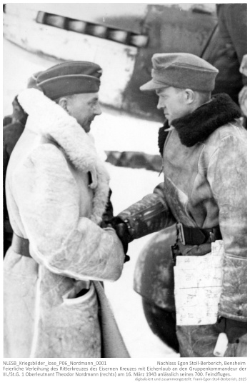 Feierliche Verleihung des Ritterkreuzes des Eisernen Kreuzes mit Eichenlaub an den Gruppenkommandeur der III./St.G. 1 Oberleutnant Theodor Nordmann (rechts) am 16. März 1943 anlässlich seines 700. Feindfluges. NLESB_Kriegsbilder_lose_P06_Nordmann_0001.