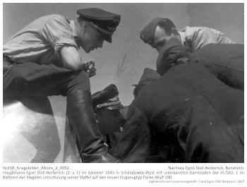 Hauptmann Egon Stoll-Berberich (2. v. l.) im Sommer 1943 in Schatalowka-West mit unbekannten Kameraden der III./StG. 1 im Rahmen der illegalen Umschulung seiner Staffel auf den neuen Flugzeugtyp Focke-Wulf 190. NLESB_Kriegsbilder_Album_2_0092 Hauptmann Egon Stoll-Berberich (2. v. l.) im Sommer 1943 in Schatalowka-West mit unbekannten Kameraden der III./StG. 1 im Rahmen der illegalen Umschulung seiner Staffel auf den neuen Flugzeugtyp Focke-Wulf 190. NLESB_Kriegsbilder_Album_2_0092