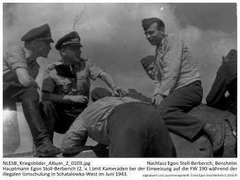Hauptmann Egon Stoll-Berberich (2. v. l.)mit Kameraden bei der Einweisung auf die FW 190 während der illegalen Umschulung in Schatalowka-West im Juni 1943. NLESB_Kriegsbilder_Album_2_0103 Hauptmann Egon Stoll-Berberich (2. v. l.)mit Kameraden bei der Einweisung auf die FW 190 während der illegalen Umschulung in Schatalowka-West im Juni 1943. NLESB_Kriegsbilder_Album_2_0103