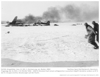 Flugzeuge der III./St.G. 1 im Winter 1942 - 1943 in Russland nach einem erfolgreichen russischen Angriff. Zerstörte Junkers Ju 87 D der III. Gruppe. Besatzungen auf der Flucht., NLESB_Kriegsbilder_lose_III_StG_1_Zerstoerung_am_Boden_0002 Flugzeuge der III./St.G. 1 im Winter 1942 - 1943 in Russland nach einem erfolgreichen russischen Angriff. Zerstörte Junkers Ju 87 D der III. Gruppe. Besatzungen auf der Flucht., NLESB_Kriegsbilder_lose_III_StG_1_Zerstoerung_am_Boden_0002